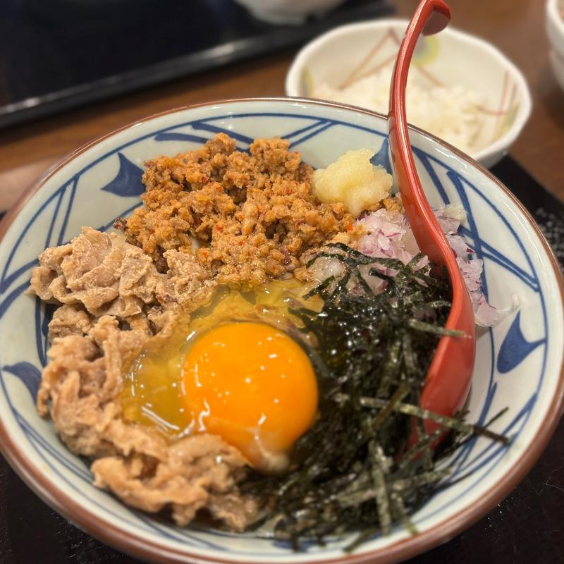 旨辛肉盛りまぜ玉うどん(丸亀製麺 広島東雲店 )