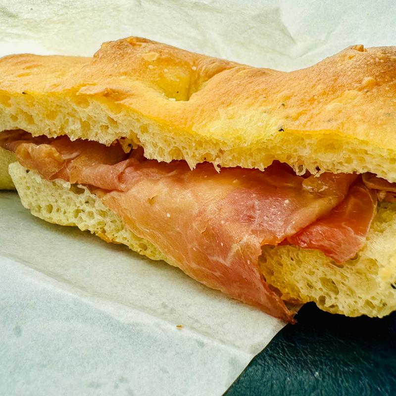 プロシュートのフォカッチャ(Gelateria Quattro Panchine)