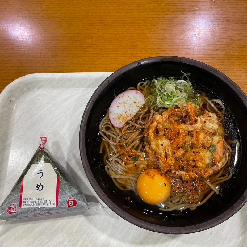 天ぷらそば　玉子　おにぎり(越後川口サービスエリア（下り線）レストラン )