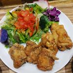 おいしいサラダと唐揚げ定食(らんまん食堂 グランツリー武蔵小杉店)