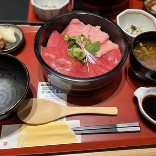 中トロと大トロの手桶寿司(近畿大学水産研究所はなれ)