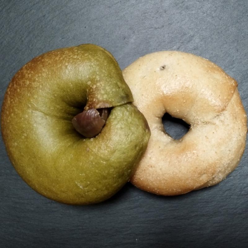 マロンとクリームチーズとあんこの抹茶ベーグル、フルーツとクルミベーグル(土曜と日曜とソフトクリームとベーグル)