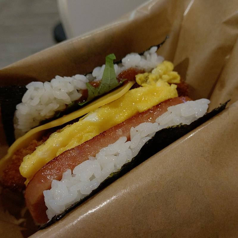 鶏ささみおにぎり(ポーたま 那覇空港国内線到着ロビー店)