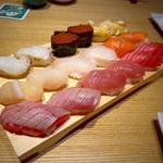炙りまぐろ中トロ、まぐろ赤身、まぐろ中トロ、ほたて、鯛、サーモン、炙りタコ、いくら、つぶ貝