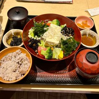 ひんやり豆腐と海藻の和風サラダボウルとしそひじきご飯