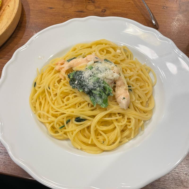 サーモンとほうれん草のクリームソース(オリーブの丘 三郷店)