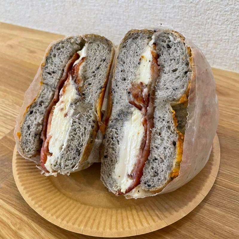 ベーコンハニークリームチーズサンド(ラッキー ベーグル （Lucky Bagel）)