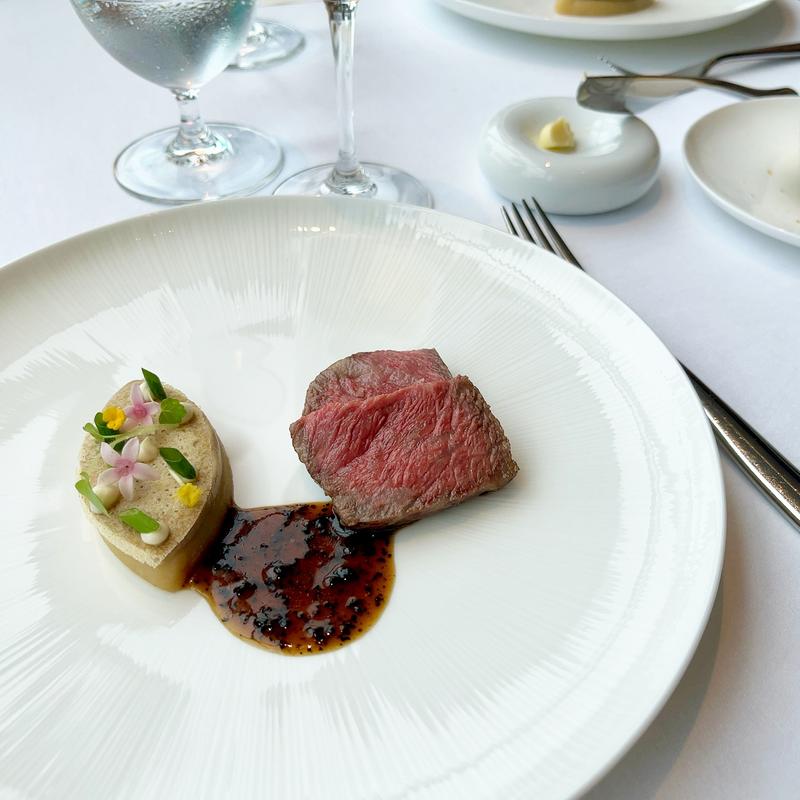 黒毛和牛のロティ メークインのフォンダンとマッシュルームのロワイヤル トリュフ香るジュ・ソース(フィリップ・ミル 東京)