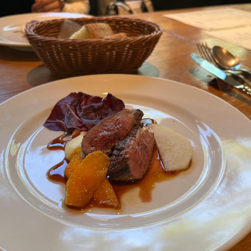 マグレ鴨のロースト 洋梨とシェリービネガーのガストリックソース(TWELVE GARDENS BAR&GRILL)