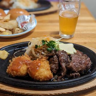 スペシャルセット C　牛肉鉄板焼きとカニクリームコロッケ(キッチンTiKi)