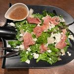和梨とカッテージチーズのフリルサラダ(飛鳥山公園エプロンマーク)