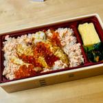 炙りサーモンハラスと贅沢いくらのすし弁