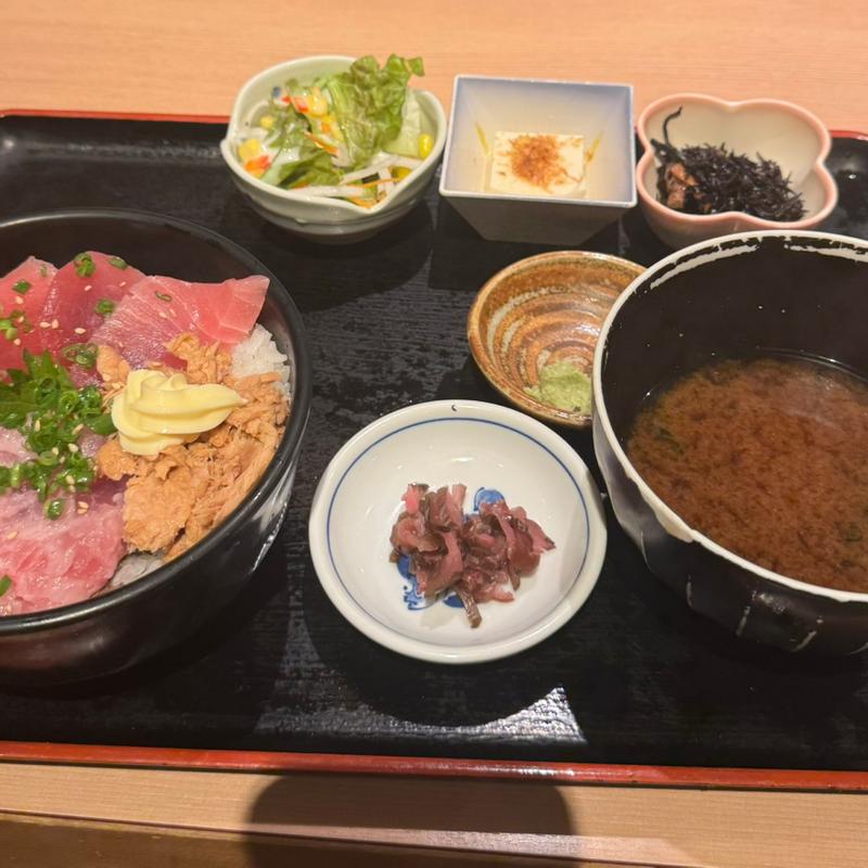 マグロ三味丼　(魚然 銀座三丁目店)