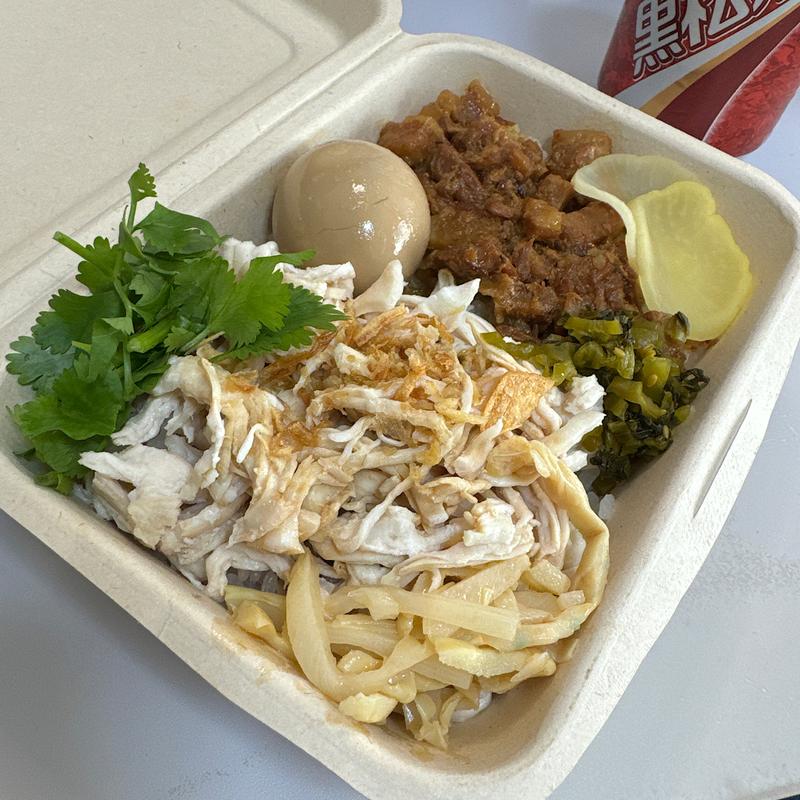 魯肉飯と鶏肉飯のハーフ＆ハーフ(おかかキッチン 戸越公園店)