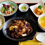 ランチAセット　牛肉と野菜の辛味噌炒め　エビのフリットマヨソースかけ(中国馳走ただしの厨)
