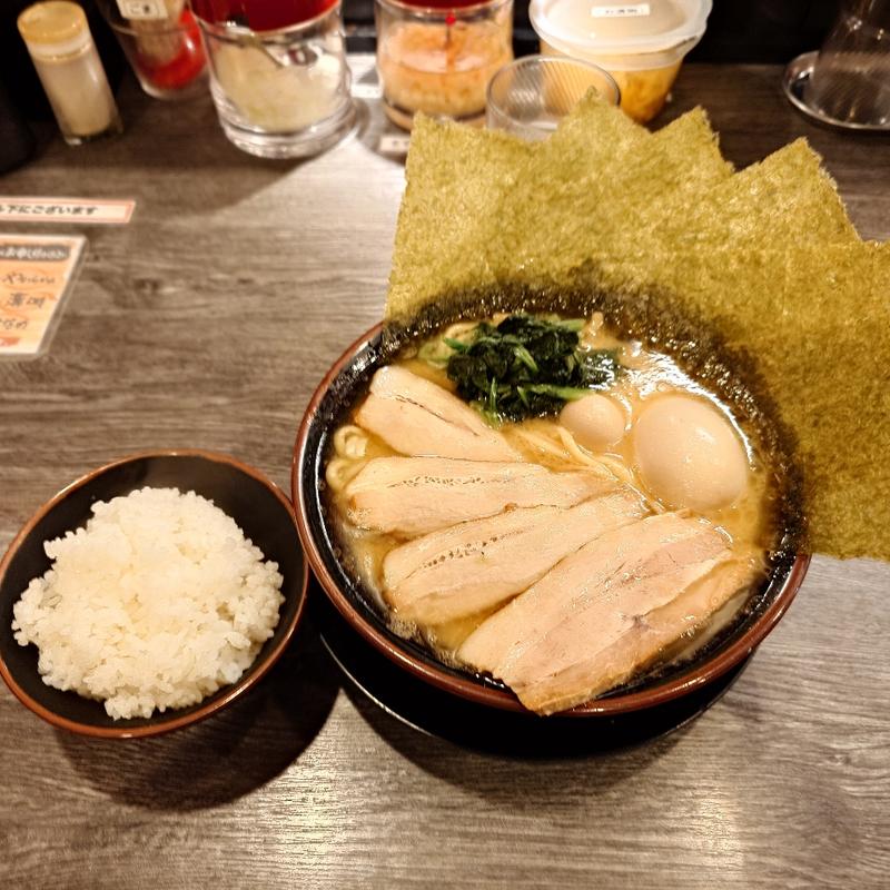家系醤油豚骨MAXラーメン+ライス食べ放題(横浜家系ラーメン 金山家 植田店)