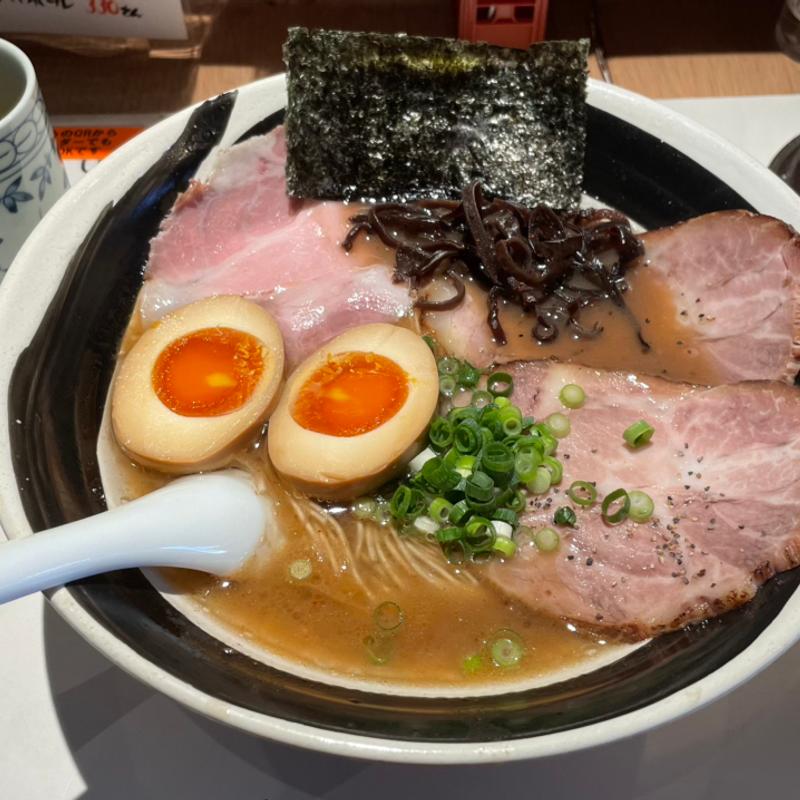 白デラックス(博多・長浜らーめん よかと)