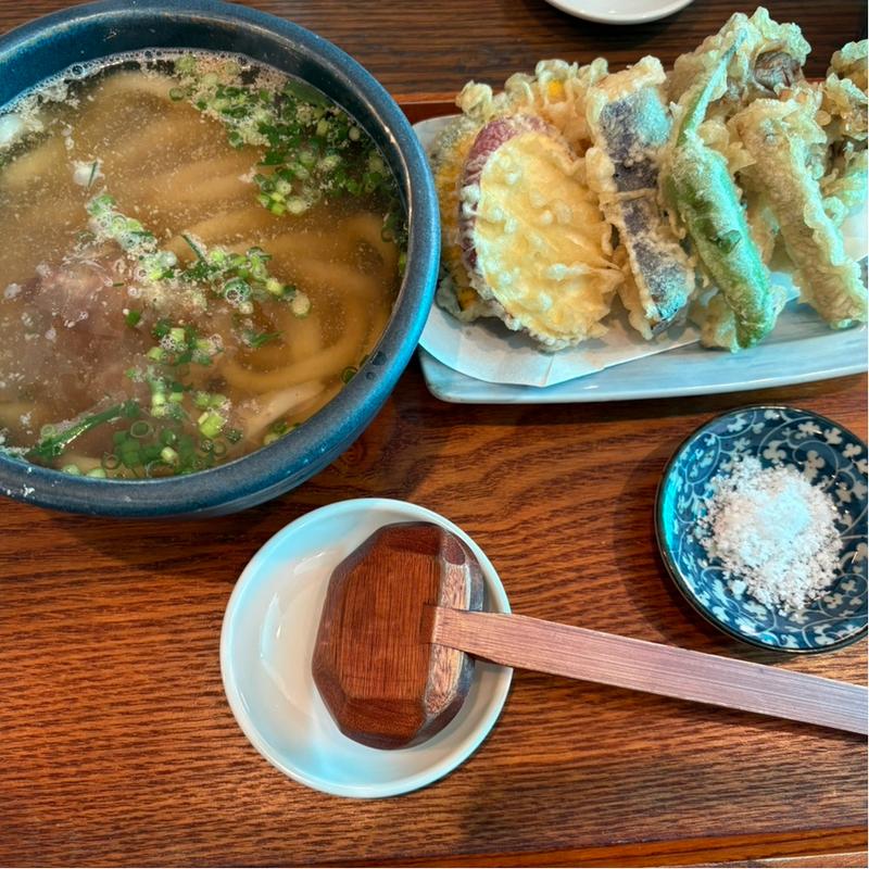 秋野菜の天ぷらうどん(僕とうどんとカツオだし)