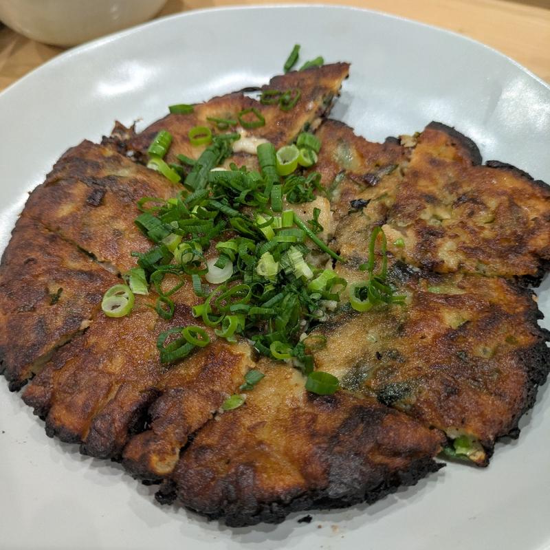 ニラと柔白ねぎの岩のりゲソチヂミ(庄内鮮魚と炭火焼鳥 アヤメザカ)