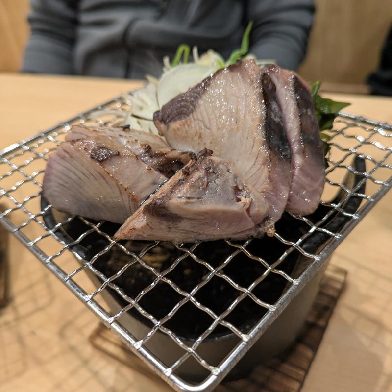 カツオの藁たたき(庄内鮮魚と炭火焼鳥 アヤメザカ)