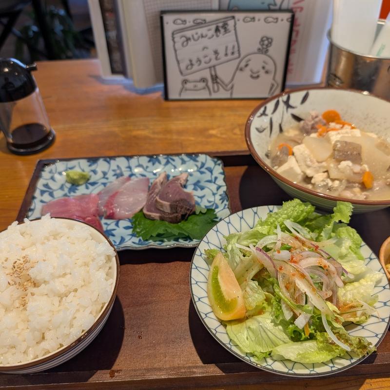 お刺身と具沢山食べるお味噌汁（豚汁）定食(ミジンコ)
