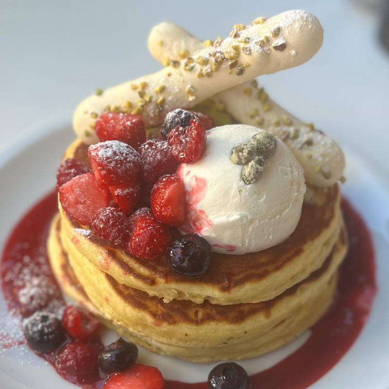 クラシックバターミルクパンケーキ フレッシュフルーツ ホイップクリーム(crisscross)