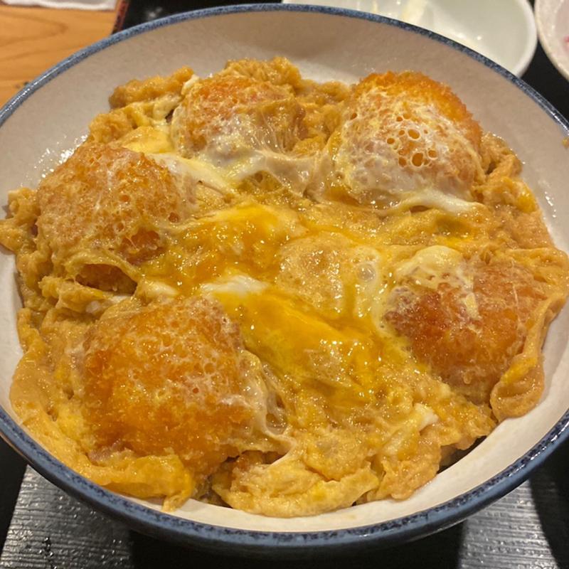 ホタテの玉子とじ丼(梅田軒・酒泉わたゆり)