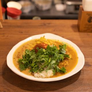 チキンカレーとココナッツポークキーマカレーのあいがけ(curry phakchi(パクチー))