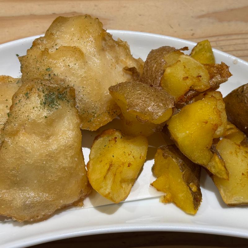 羅臼産真ホッケのフィッシュ＆チップス(月と太陽ブルーイング)