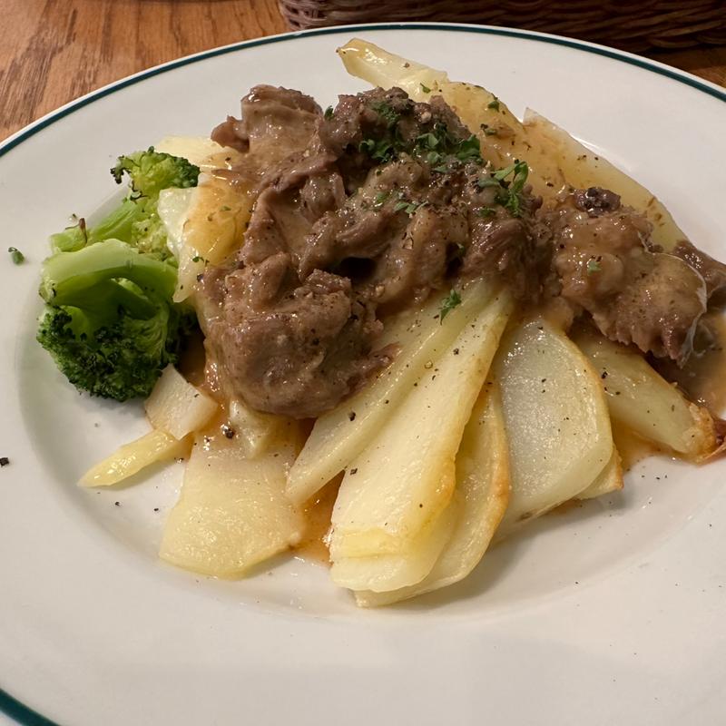 ドフィノワとオリーブ牛スジの煮込み(oliver)