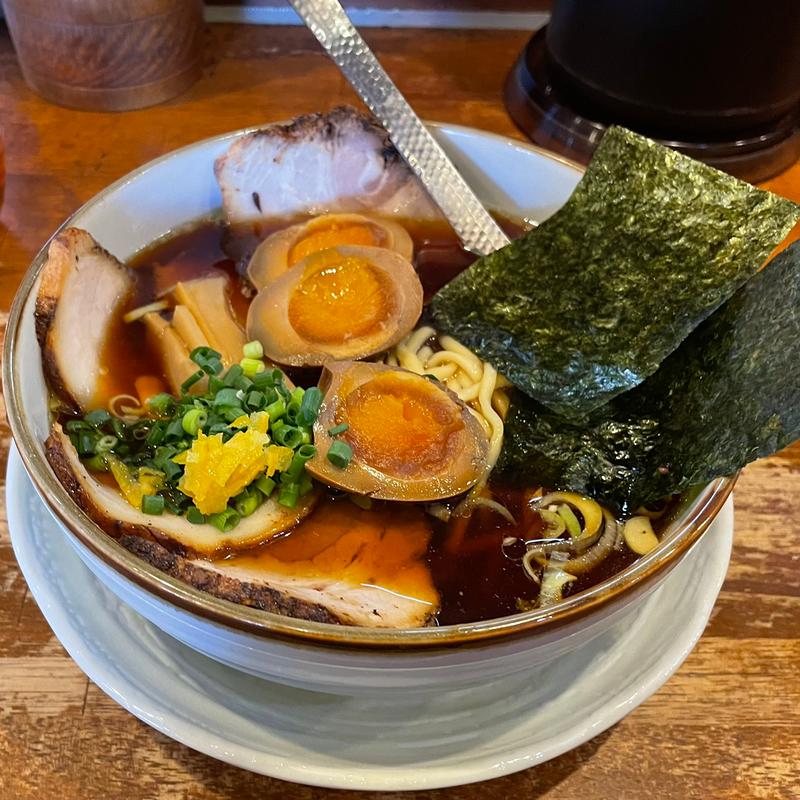 しょうゆらーめんにチャーシューと味玉トッピング(山中房)