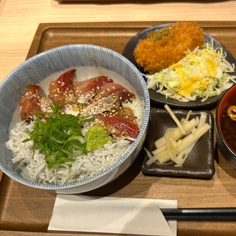 ブリしらす丼(豊洲場外食堂魚金 神楽坂店)
