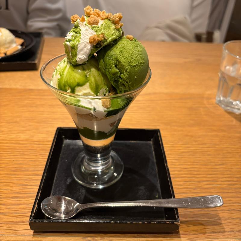 濃い抹茶のパフェ(24/7 café apartment 有楽町)