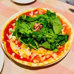 ベーコンとほうれん草のピザ