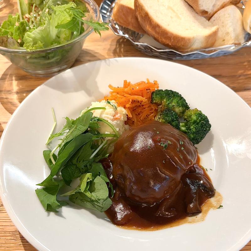 国産牛豚肉のハンバーグ　デミグラスソースランチ(Le Bar à Vin 52 AZABU TOKYO 京阪モール京橋店)