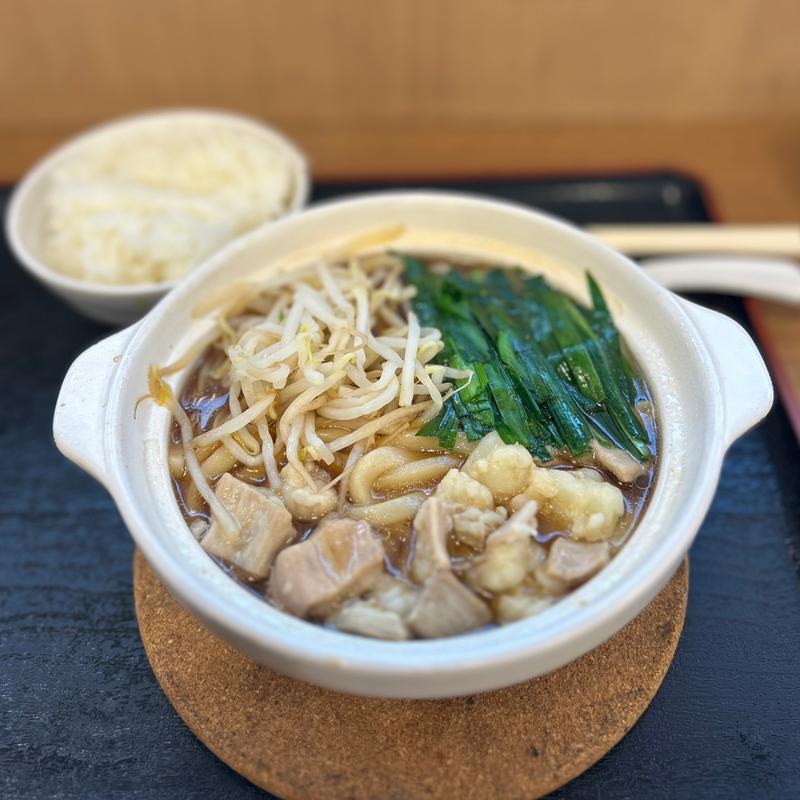牛ホルモン鍋焼きうどん(小ライス付き)(三方原茶屋)