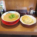こってり背脂中華そば
半チャンセット