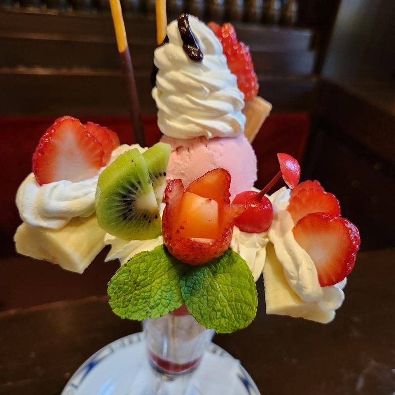 ストロベリーパフェ(羅布乃瑠　沙羅英慕　 郡山南店 （ロブノオル　サラエボ）)