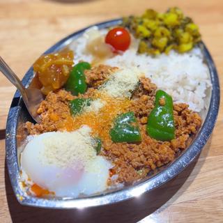 キーマカレー（トッピング:じゃがいものスパイス炒め・半熟温玉・粉チーズ・ピーマン大盛り・フランス産マーマレード）(キーマカレー スパイス婆ちゃん)