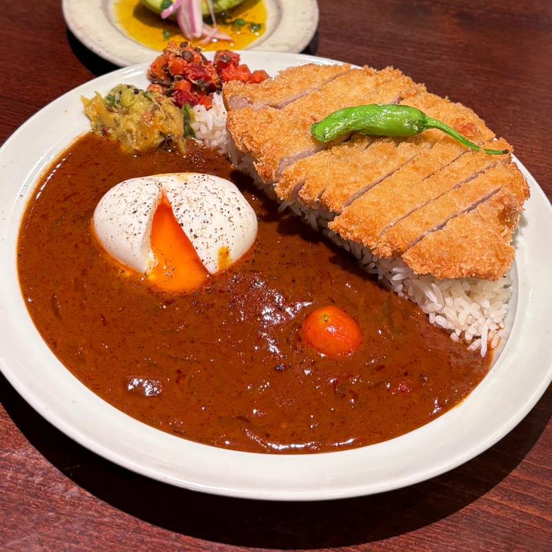 カツ ビンダルー（トッピング:半熟玉子）(HUTCHERSON)