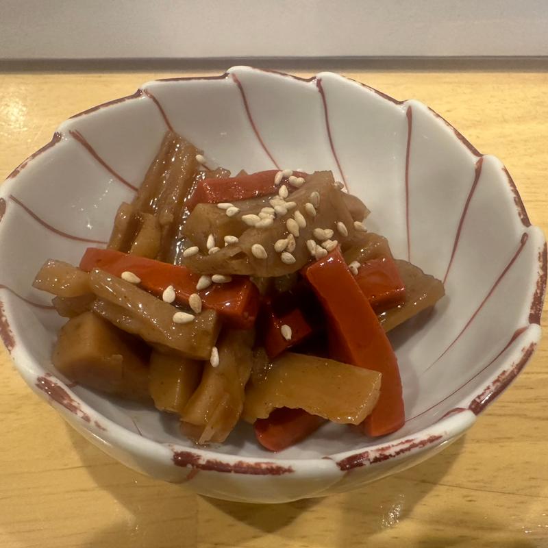 れんこんと赤こんにゃくのきんぴら(立呑や しらいし)