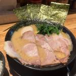 デラックスラーメン(家系ラーメン 頂㐂家 長堀橋店)