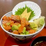サーモンとアボカドのポキ丼
