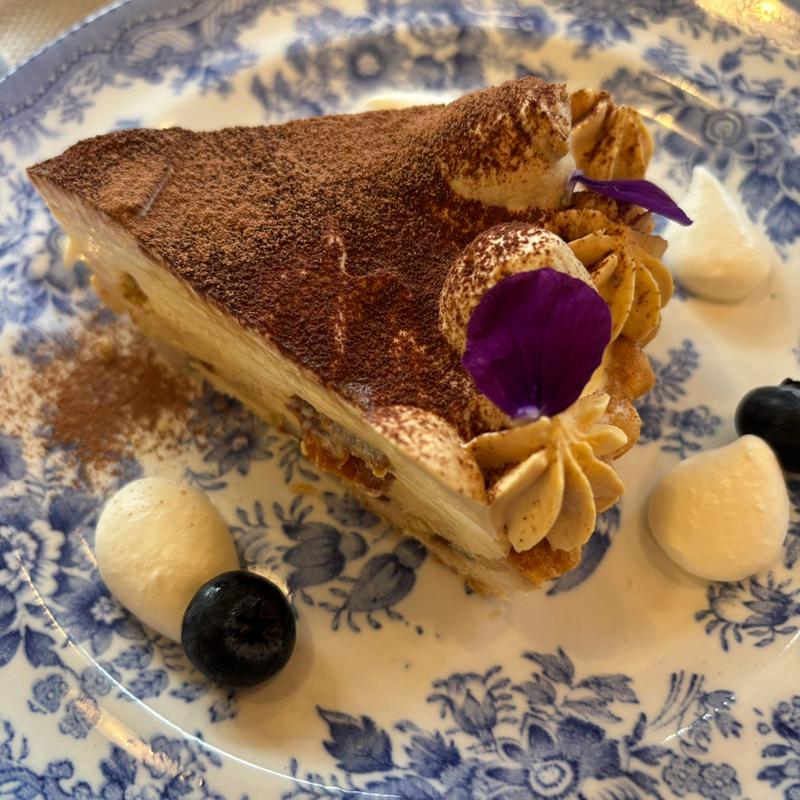 柿のキャラメリゼとヘーゼルナッツラムレーズンのキャラメルティラミスタルト(シャンパン・ブランチ （Champagne Brunch）)