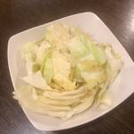 お通し【キャベツ】(炭火串焼き やきとん 駒之進)