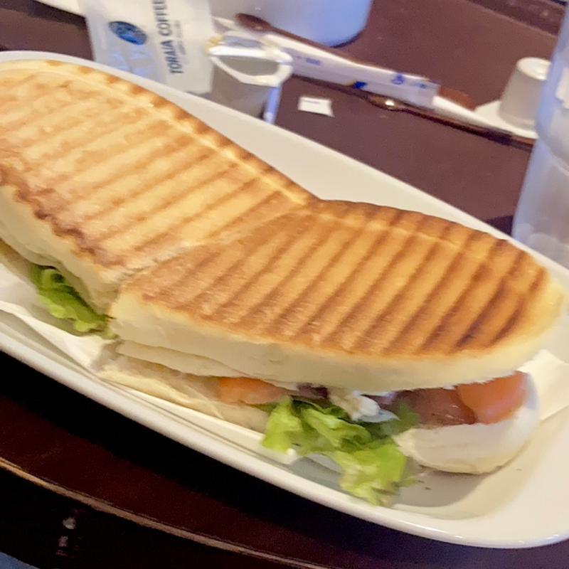 パニーニ スモークサーモンとクリームチーズ(トラジャコーヒー・ビエラ 森ノ宮店)