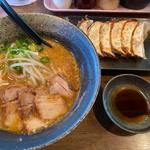 笑屋ラーメン　ライス　餃子(らーめん笑屋 )