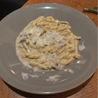 5種のキノコのクリームパスタ-カサレッチェ(QUAYS pacific grill(キーズ パシフィック グリル))