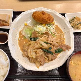 日替わり　豚肉と野菜のマヨ生姜焼きと牛肉コロッケ(絆 旬の肴と和み酒場)