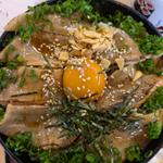 サーモンの炙り紅とろカルビ丼（えび汁）(うまい一丸鮨 本荘店 （一丸鮨）)